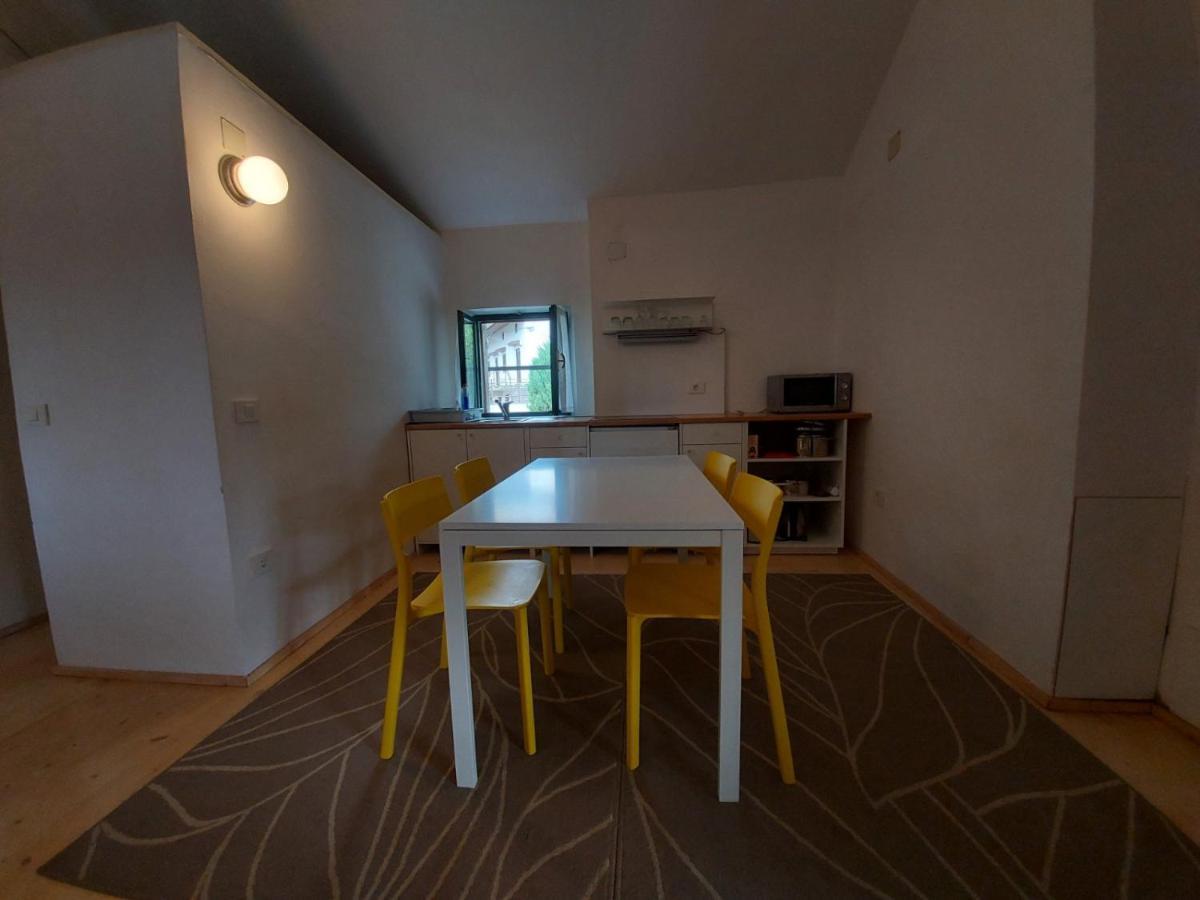 Apartmaji Hedera Komen Exterior foto